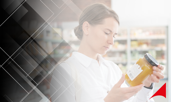 imagem de mulher vendo rótulo de produto